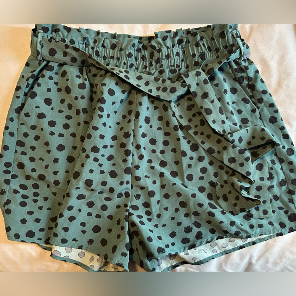 Shorts with belt